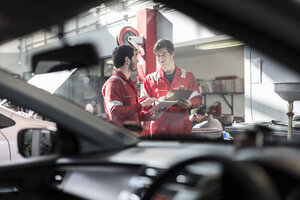 Automechaniker bei der Arbeit in einer Reparaturwerkstatt - ZEF006998