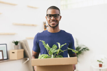 Young man moving in - EBSF000801