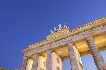 Deutschland, Berlin, Berlin-Mitte, Brandenburger Tor, Quadriga am Abend - CMF000305