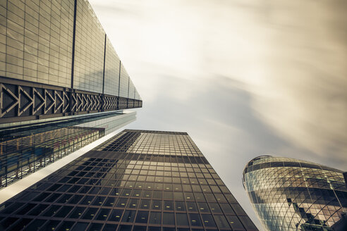 UK, London, Fassaden von Bürotürmen im Finanzviertel von unten gesehen - ZMF000429