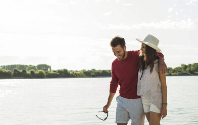 Young couple walking by the river - UUF005010