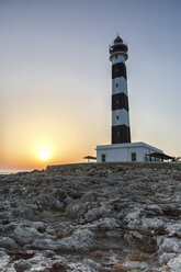 Spanien, Balearische Inseln, Menorca, Blick auf den Leuchtturm von Artrutx bei Sonnenuntergang - MGOF000335