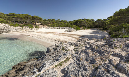 Spanien, Balearische Inseln, Menorca, Blick auf den Strand Es Talaier - MGOF000336