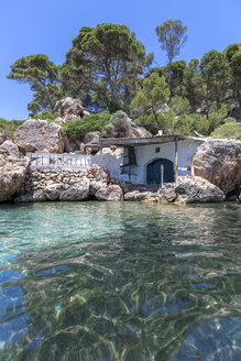 Spanien, Balearische Inseln, Menorca, Verlassenes Haus auf den Felsen am Strand von La Vall - MGOF000337