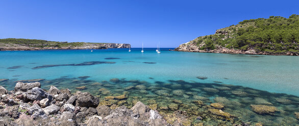 Spanien, Balearische Inseln, Menorca, Blick auf den Strand von La Vall mit Segelbooten, Panorama - MGOF000339