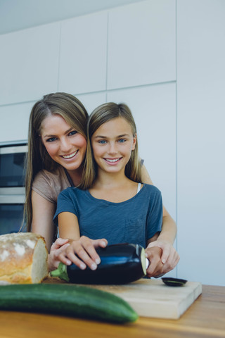 Mutter und Tochter bereiten in der Küche gesundes Essen zu, lizenzfreies Stockfoto