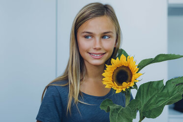 Lächelndes Mädchen mit Sonnenblume - CHAF000846