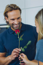 Lächelnder Vater und Tochter mit roter Rose - CHAF000852