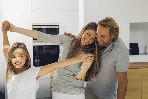 Glücklicher Vater, Mutter und Tochter zu Hause - CHAF000892