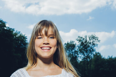 Portrait of smiling teenage girl in nature - CHAF000906