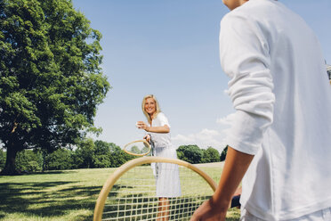 Frau spielt Tennis mit ihrem Sohn an einem Sommertag im Park - CHAF000910