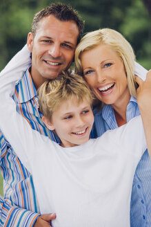 Gruppenbild des glücklichen Paares mit Sohn - CHAF000927