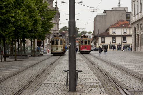 Portugal, Lissabon, Straßenszene mit Straßenbahnen - HCF000132