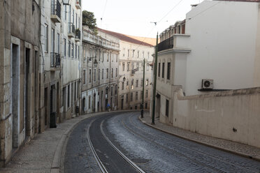 Portugal, Lissabon, Blick auf kurvige Straße mit Straßenbahnschienen - HCF000139