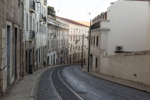 Portugal, Lissabon, Blick auf kurvige Straße mit Straßenbahnschienen - HCF000139