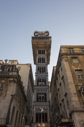 Portugal, Lissabon, Blick auf den Santa Justa Lift von unten - HCF000133