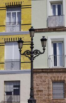 Spanien, Cadiz, Kandelaber vor Fassaden - HCF000134