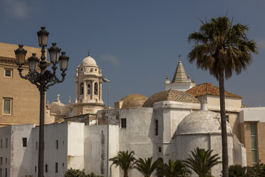 Spanien, Cádiz, Kandelaber, Architektur und Palme - HCF000135