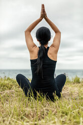 Spanien, Asturien, Gijon, Frau macht Yoga im Freien - MGOF000351