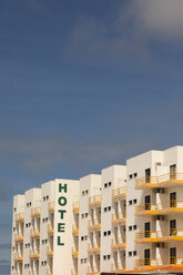 Spanien, Sevilla, Blick auf die Fassade mit gelben Balkonen eines Hotels - HCF000140