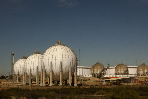Spanien, Andalusien, Blick auf die petrochemische Raffinerie - HCF000137