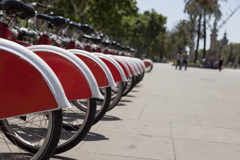 Spanien, Barcelona, Reihe von Leihfahrrädern - HCF000138