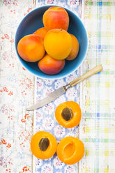 Sliced and whole apricots - LVF003726