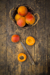 Sliced and whole apricots on wood - LVF003728