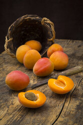 Sliced and whole apricots on wood - LVF003729