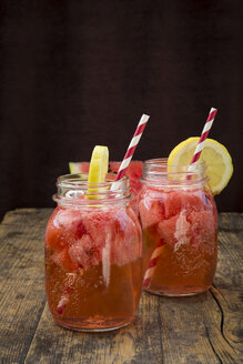 Zwei Gläser mit hausgemachter Wassermelonenlimonade auf Holz - LVF003732