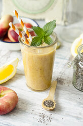 Ein Glas Pfirsich-Smoothie mit Zitrone und Chia - ODF001141