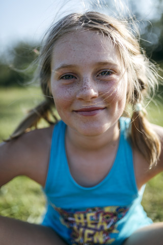 Porträt eines blonden Mädchens mit Sommersprossen, lizenzfreies Stockfoto