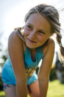Porträt eines blonden Mädchens mit Sommersprossen - MGOF000347