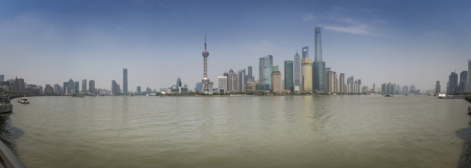 China, Shanghai, Panoramablick auf die Skyline von Pudong mit Huangpu-Fluss - NKF000321