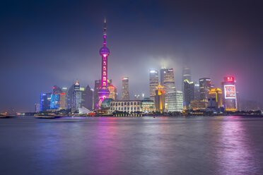 China, Shanghai, Beleuchtete Skyline von Pudong im Regen bei Nacht - NKF000323
