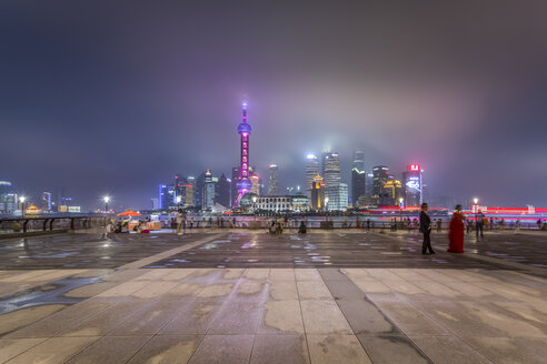 China, Shanghai, Skyline von Pudong mit Bundpromenade bei Nacht - NKF000324