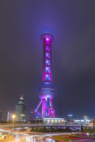 China, Shanghai, Oriental Pearl Tower, der nachts in niedrigen Wolken steckt, lizenzfreies Stockfoto