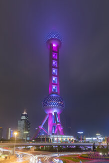 China, Shanghai, Oriental Pearl Tower, der nachts in niedrigen Wolken steckt - NKF000327