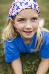 Porträt eines kleinen blonden Mädchens mit - MGOF000348