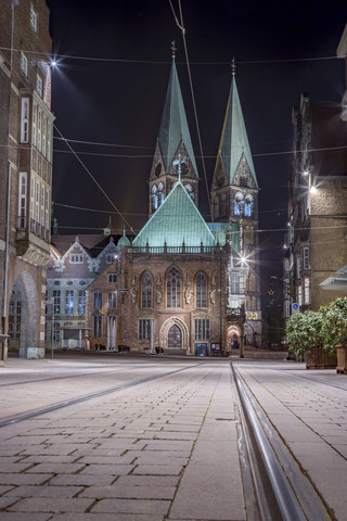 Deutschland, Bremen, Blick auf den Bremer Dom bei Nacht, lizenzfreies Stockfoto