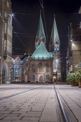 Deutschland, Bremen, Blick auf den Bremer Dom bei Nacht - NKF000335