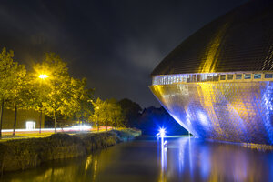 Deutschland, Bremen, Universum Science Center bei Nacht - NK000337