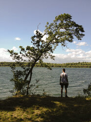 Junger Mann steht am See in Sandersdorf, Deutschland - HCF000142