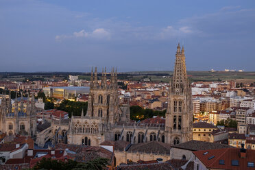 Spanien, Kastilien und Leon, Burgos, Stadtbild mit Kathedrale am Abend - LA001438