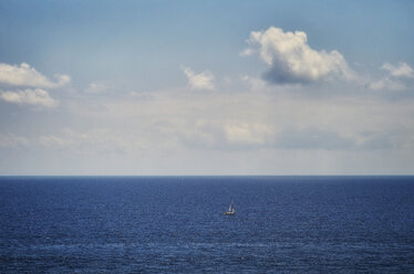 Italien, Ligurien, Segelboot auf dem Meer bei Portofino - DIKF000139