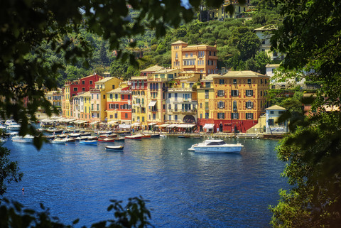 Italien, Ligurien, Portofino, Boote und Häuserzeile, lizenzfreies Stockfoto