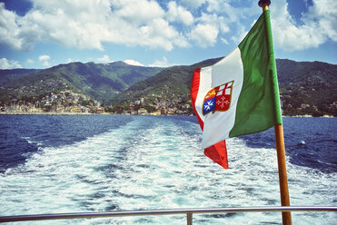 Italien, Ligurien, Rapallo, Heck eines Schiffes mit genuesischer Flagge auf dem Meer - DIKF000145