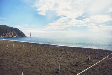 Italy, Liguria, empty beach of Trigoso near Sestri Levante - DIKF000150