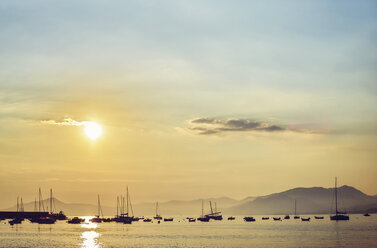 Italy, Liguria, Sestri Levante, boats on the sea at sunset - DIKF000153