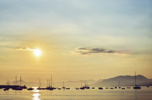 Italien, Ligurien, Sestri Levante, Boote auf dem Meer bei Sonnenuntergang - DIKF000153